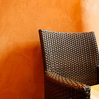 Orangene Wand mit kreativer Wandgestaltung