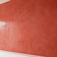 Rote Wand mit kreativer Wandgestaltung