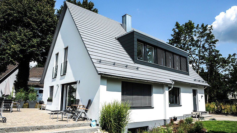 Einfamilienhaust mit Satteldach und weißer Putzfassade